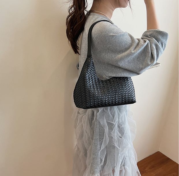 ルーチェミニトートバッグの着用画像
