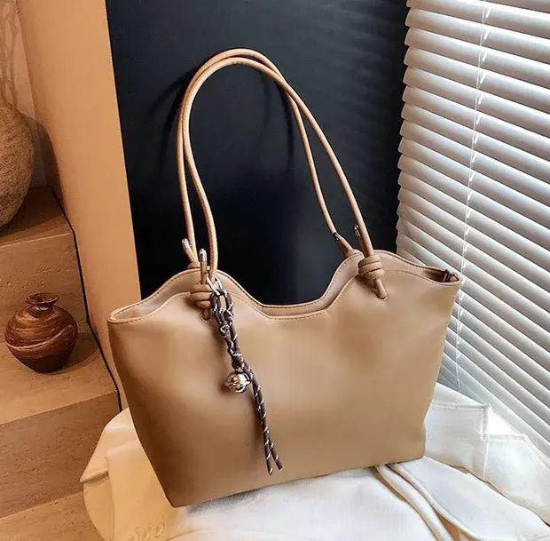シームラインロングショルダートートバッグのブラウン