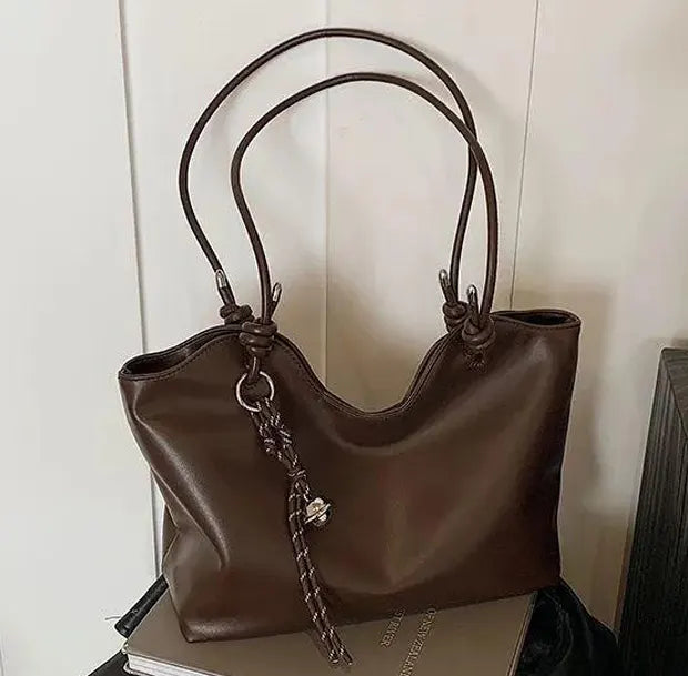 シームラインロングショルダートートバッグのコーヒーブラウン
