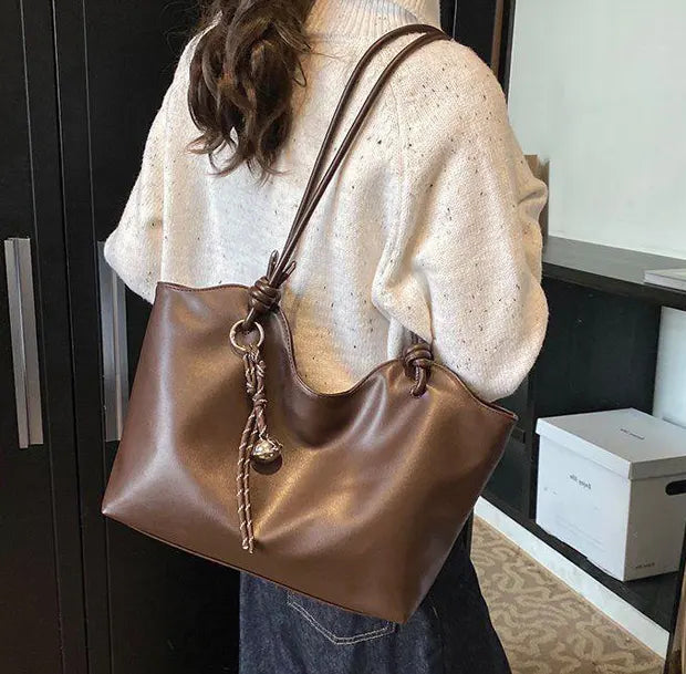 シームラインロングショルダートートバッグの着用画像