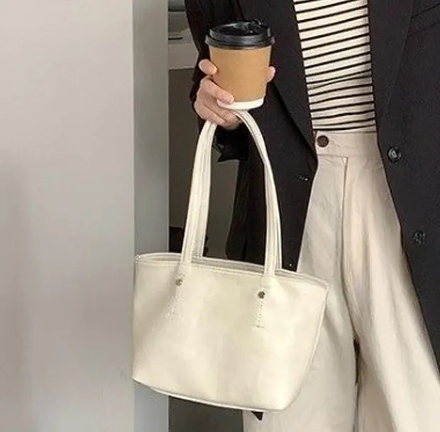 セレーヌライントートバッグ ホワイトの着用画像
