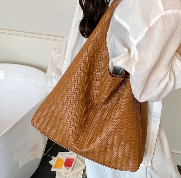 シェルムナチュラルトートバッグの着用画像