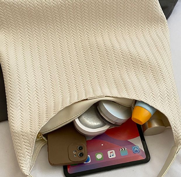 シェルムナチュラルトートバッグの着用画像の収納イメージ