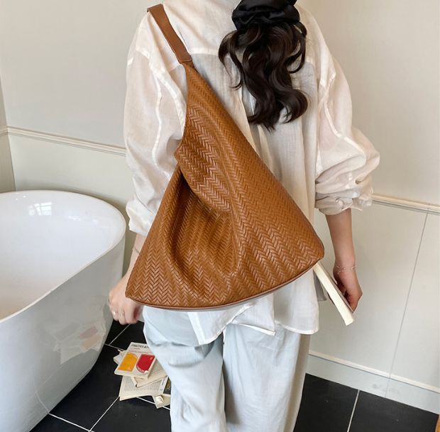 シェルムナチュラルトートバッグの着用画像