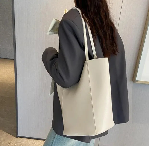 シンプルバケットトートバッグ ホワイトの着用画像