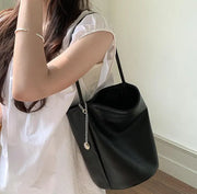 シンプルモードミニトートバッグの着用画像