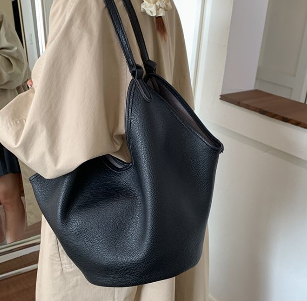 スムースワンバケットトートバッグの着用画像