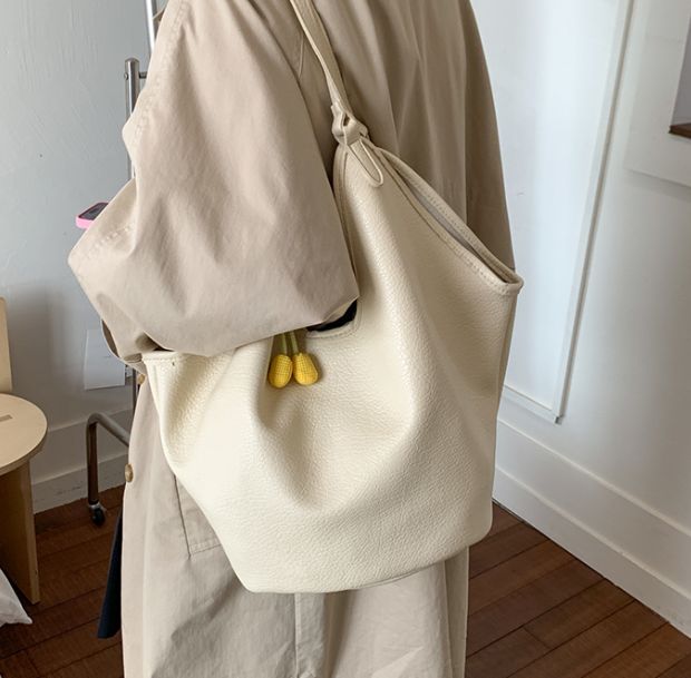 スムースワンバケットトートバッグの着用画像