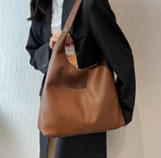 ソフトハンモックトートバッグを着用する女性