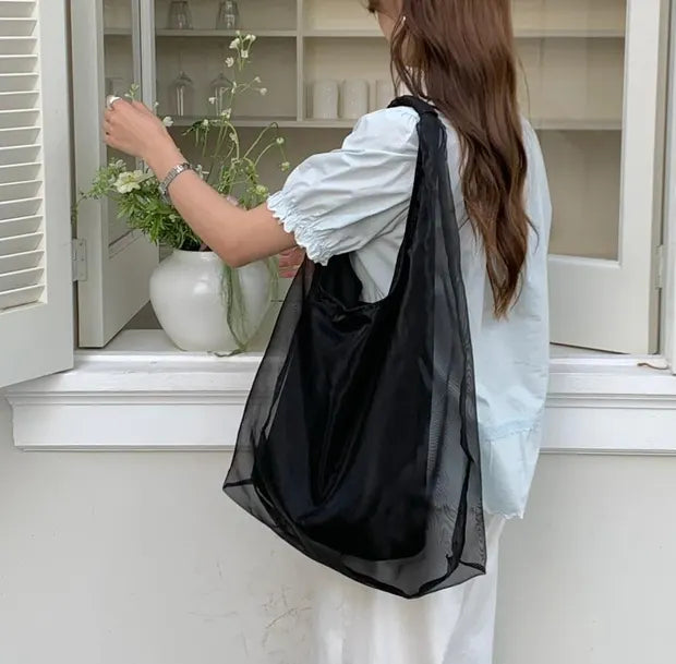 ソフトヴェールポリエステルトートバッグ ブラックの着用画像