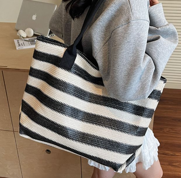 ストライプラフィアトートバッグの着用画像