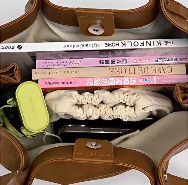 スエードパネルバケットトートバッグの収納イメージ