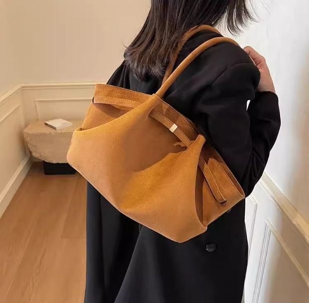 スエードタッチワイドトートバッグの着用画像