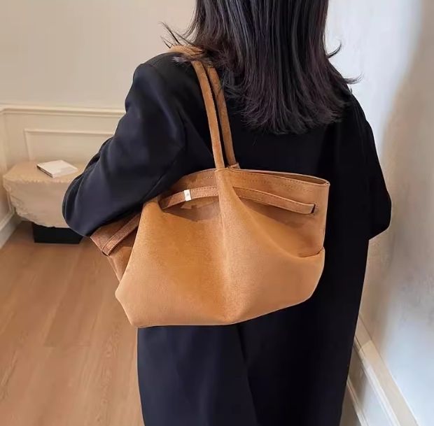 スエードタッチワイドトートバッグの着用画像