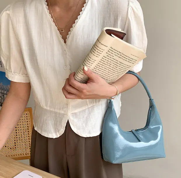 シュガーループミニトートバッグ ライトブルーの着用画像