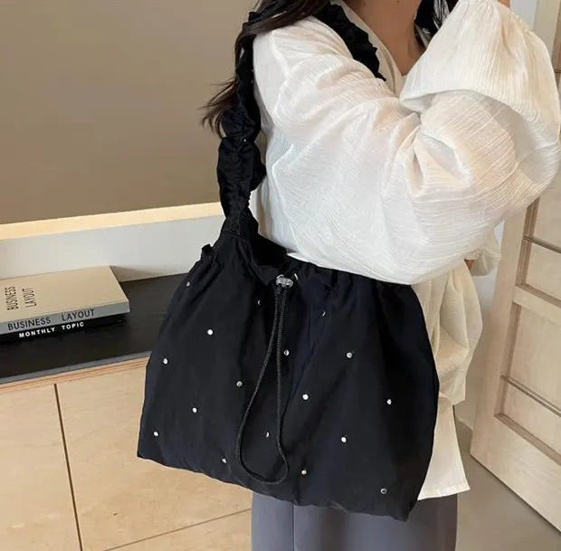 スウィートギャザーキャンバストートバッグの着用画像