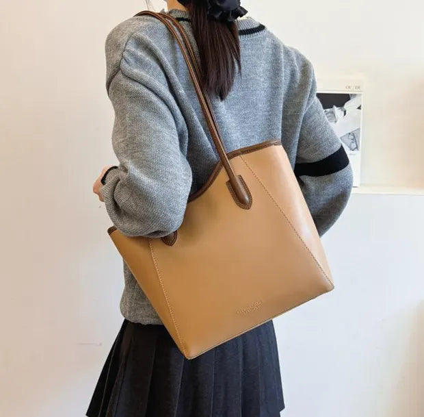 トープクラシックトートバッグ ブラウンの着用画像