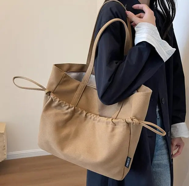 タイディギャザーキャンバストートバッグの着用画像