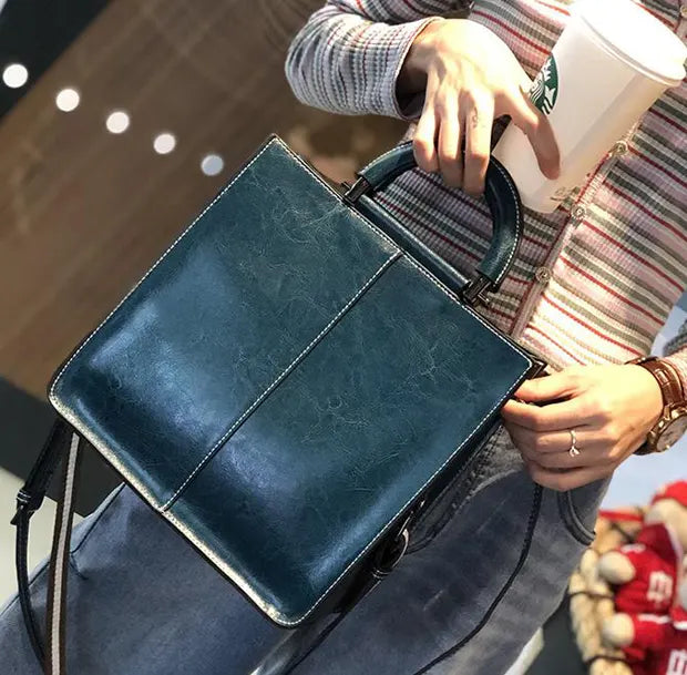 トラッドレザートートバッグ ブルーの着用画像