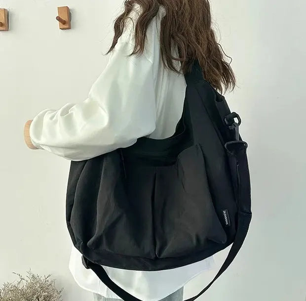 ユエイトナイロントートバッグブラックの着用画像
