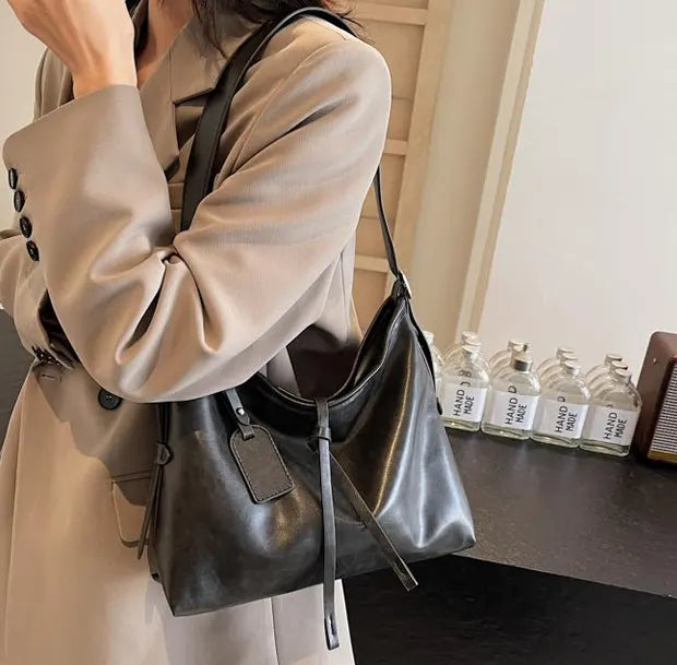 アーバンコンフォートトートバッグ ブラックの着用画像
