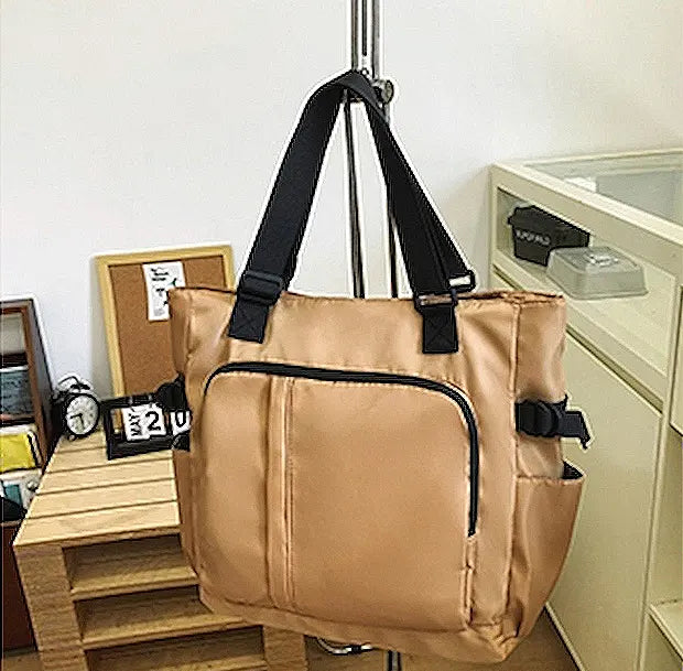 アーバンナイロントートバッグのカーキ